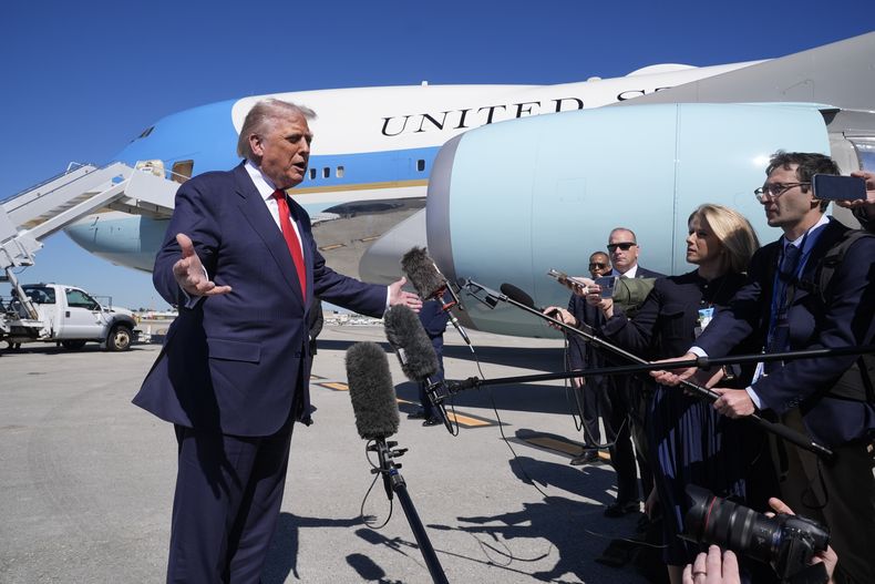 El presidente estadounidense Donald Trump habla con los medios después de llegar al Aeropuerto Internacional de Palm Beach, el 31 de octubre de 2025, en Florida. (AP Foto/Manuel Balce Ceneta)