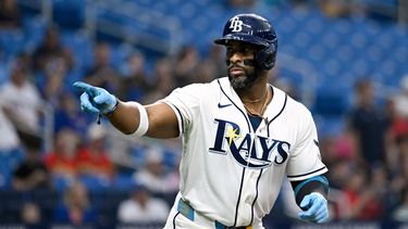 Yandy Díaz, de los Rays de Tampa Bay, celebra mientras corre las bases después de disparar un cuadrangular durante la primera entrada del juego de béisbol de Grandes Ligas contra los Rangers de Texas, el miércoles 29 de julio de 2026, en San Petersburgo, Florida. (AP Foto/Jason Behnken)