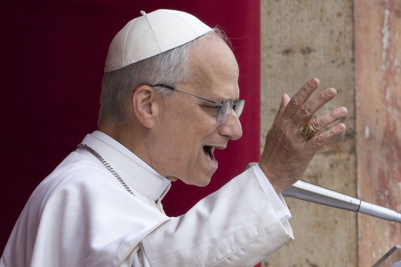 ARCHIVO - El papa León XIV habla desde el balcón central de la basílica de San Pedro, donde ofreció su bendición del domingo tras ser elegido, en la plegaria tradicional de Regina Caeli al mediodía, el domingo 11 de mayo de 2025. (AP Foto/Domenico Stinellis, Archivo)