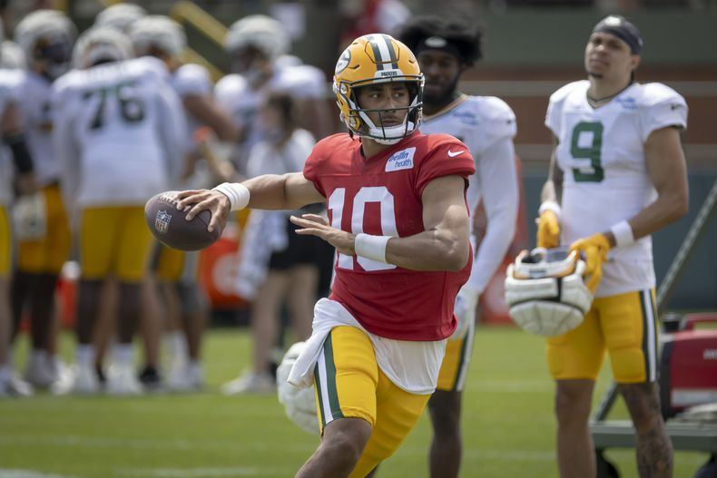 Jordan Love (10), de los Packers de Green Bay, durante el campamento de entrenamiento de fútbol americano de la NFL, el sábado 27 de julio de 2024, en Green Bay, Wisconsin (AP Foto/Mike Roemer)