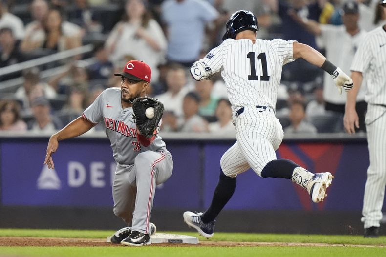 Anthony Volpe (11), de los Yankees de Nueva York, es retirado en la primera base mientras Noelvi Marte, de los Rojos de Cincinnati, atrapa la pelota durante la novena entrada del juego de béisbol el miércoles 3 de julio de 2024 en Nueva York. Los Rojos ganaron 3-2. (Foto AP/Frank Franklin II)