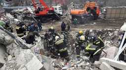 En esta imagen distribuida por el canal de Telegram del gobernador de la región de Belgorod, Vyacheslav Gladkov, el 18 de marzo de 2024, se muestra a empleados del Ministerio de Emergencias trabajando en un edificio destruido tras un bombardeo ucraniano, en Nikolskoye, en la región de Belgorod, Rusia. (Canal de Telegram del gobernador de la región de Belgorod, Vyacheslav Gladkov, vía AP)