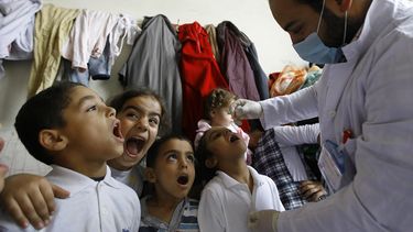 americateve | Ni&ntilde;os sirios desplazados son vacunados contra la polio en uno de los campos de refugiados para sirios en Sidon, L&iacute;bano, el jueves 7 de noviembre de 2013. (Foto AP/Mohammed Zaatari)
