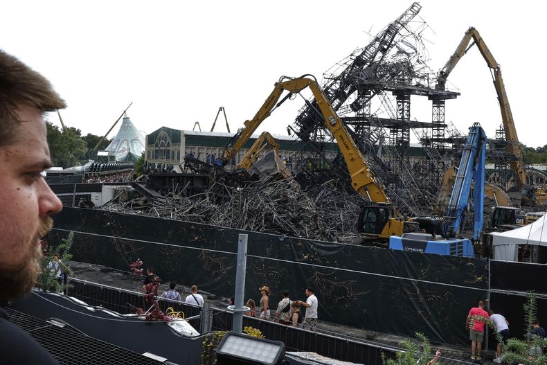 El escenario principal quemado se ve en el festival de música Tomorrowland en Boom, Bélgica, el viernes 18 de julio de 2025, dos días después de que un gran incendio destruyera el escenario el miércoles. (Foto AP/Omar Havana)