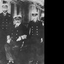 ARCHIVO- El rey Eduardo VII de Gran Bretaña, al centro, con sus hijos, el príncipe Jorge, izquierda, y su nieto el príncipe Eduardo en 1909. El príncipe Enrique es el primer miembro de alto rango de la familia real en testificar ante un tribunal desde finales del siglo XIX. El último fue el hijo mayor de la reina Victoria, el príncipe Alberto Eduardo. Testificó dos veces, primero en el proceso de divorcio de una mujer con la que fue acusado de tener una aventura y luego en un caso de calumnias que involucró a un hombre acusado de hacer trampa jugando naipes. (Foto AP, archivo)