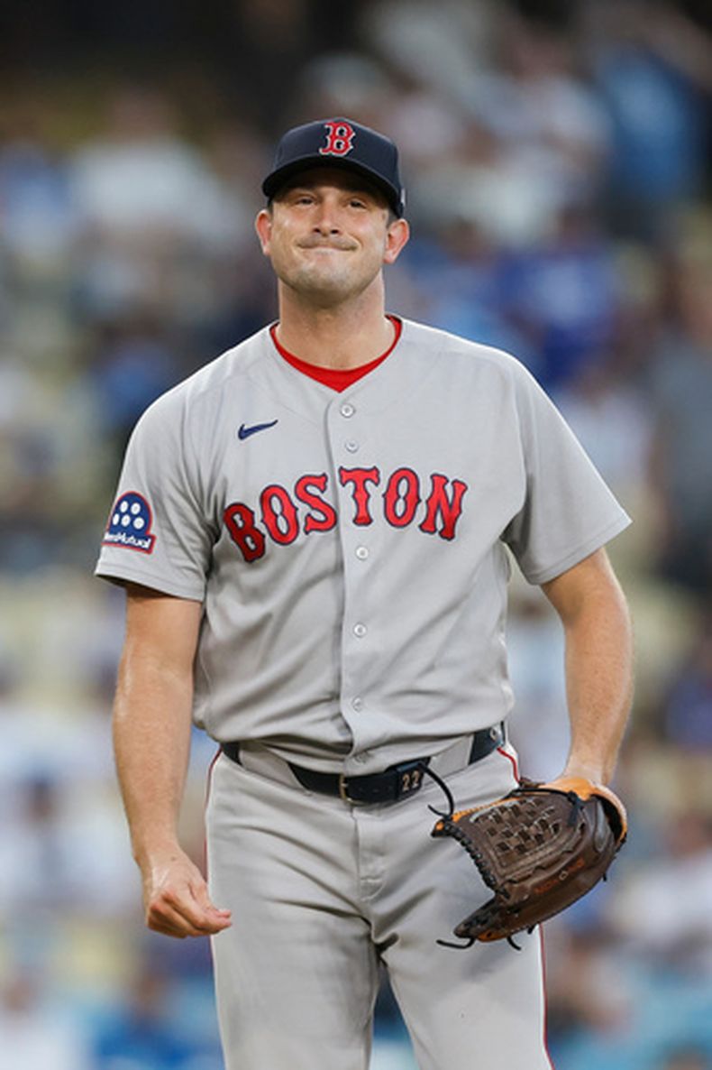 El relevista de los Medias Rojas de Boston, Garrett Whitlock, reacciona tras otorgar una base por bolas al bateador designado de los Dodgers de Los Ángeles, Shohei Ohtani, durante la novena entrada de un partido de béisbol, el domingo 2 de agosto de 2026, en Los Ángeles. (Foto AP/Caroline Brehman)