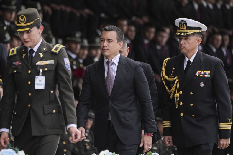El presidente de Ecuador, Daniel Noboa, en el centro, en una ceremonia de entrega de equipamiento a la policía, en la escuela policía General Alberto Enríquez Gallo en Quito, Ecuador, el lunes 22 de enero de 2024. (AP Foto/Dolores Ochoa)