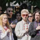 La banda ucraniana Ziferblat canta el himno nacional de Ucrania durante una reunión en un parque de Basilea, Suiza, en el marco de la semana de la 69na edición del Festival de la Canción de Eurovisión, el jueves 15 de mayo de 2025. (AP Foto/Martin Meissner)