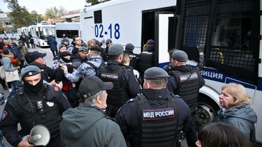 Foto entregada por el Departamento de Prensa del Partido Comunista de Rusia que muestra a policías deteniendo a seguidores en Moscú el 4 de octubre del 2026. (Departamento de Prensa del Partido Comunista de Rusia via AP)