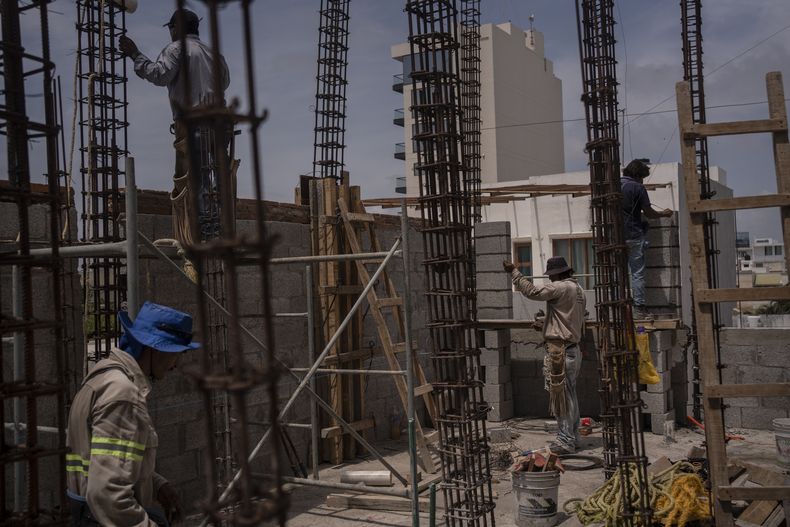 ARCHIVO - Obreros trabajan bajo el sol en medio de mucho calor en un sitio de construcción en la ciudad de Veracruz, México, el 17 de junio de 2024. (AP Foto/Félix Márquez, Archivo)