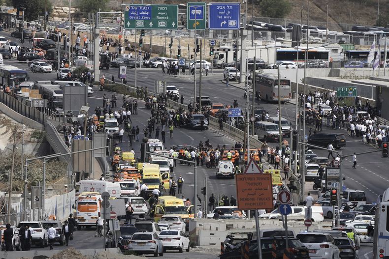 Policía y equipos de emergencias israelíes trabajan en el lugar de un tiroteo donde murieron varias personas y otras resultaron heridas en Jerusalén, Israel, el lunes 8 de septiembre de 2025. (AP Foto/Mahmoud Illean)