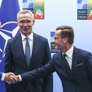 ARCHIVO - El presidente de Turquía, Recep Tayyip Erdogan, a la izquierda, estrecha la mano del primer ministro de Suecia, Ulf Kristersson, a la derecha, mientras el secretario general de la OTAN, Jens Stoltenberg, observa antes de una reunión previa a una cumbre de la OTAN en Vilna, Lituania, el lunes 10 de julio de 2023. (Yves Herman, Pool Foto via AP, Archivo)