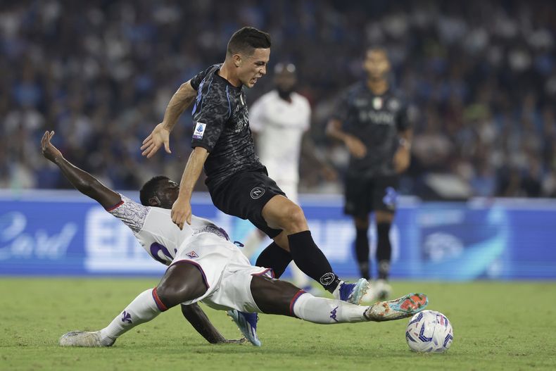 En foto del domingo 8 de octubre del 2023, Giacomo Raspadori del Napoli pelea por el balón con Alfred Duncan de la Fiorentina en el encuentro de la Serie A. (Alessandro Garofalo/LaPresse via AP)