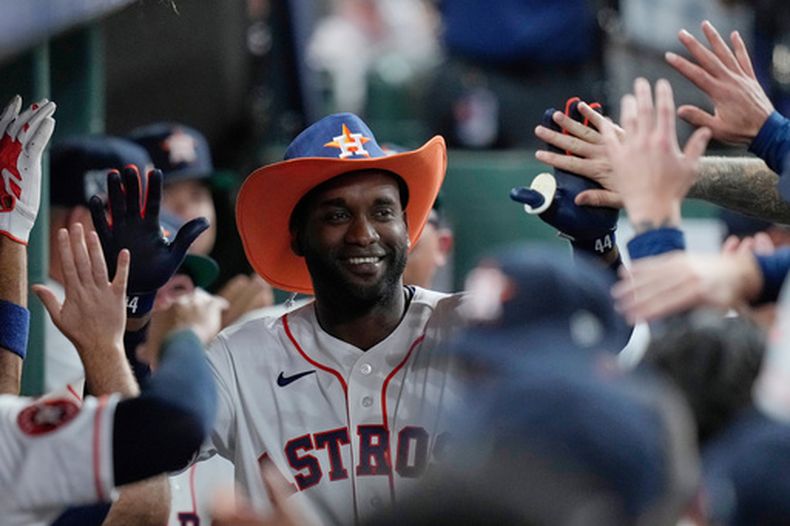 El cubano Yordan Álvarez, de los Astros de Houston, festeja en la cueva luego de conectar un jonrón ante los Rockies de Colorado, el miércoles 15 de abril de 2026 (AP Foto/Kevin M. Cox)