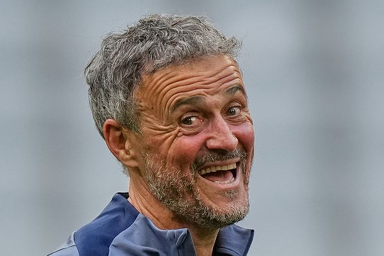 El técnico del Paris Saint-Germain Luis Enrique durante un entrenamiento, el 5 de mayo de 2026, en Múnich, de cara al partido contra Bayern Múnich en las semifinales de la Liga de Campeones. (AP Foto/Matthias Schrader)