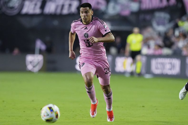 ARCHIVO - El paraguayo Diego Gómez, mediocampista del Inter Miami, conduce el balón en un partido de la MLS ante Nashville, el 20 de abril de 2024, en Fort Lauderdale (AP Foto/Marta Lavandier, archivo)