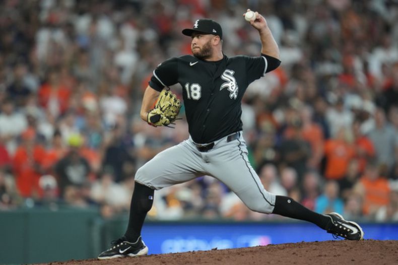 El relevista de los Medias Blancas de Chicago Anthony Kay lanza en la quinta entrada del juego 2 de la serie de comodín de la Liga Americana ante los Astros de Houston el miércoles 30 de septiembre del 2026. (AP Foto/Karen Warren)