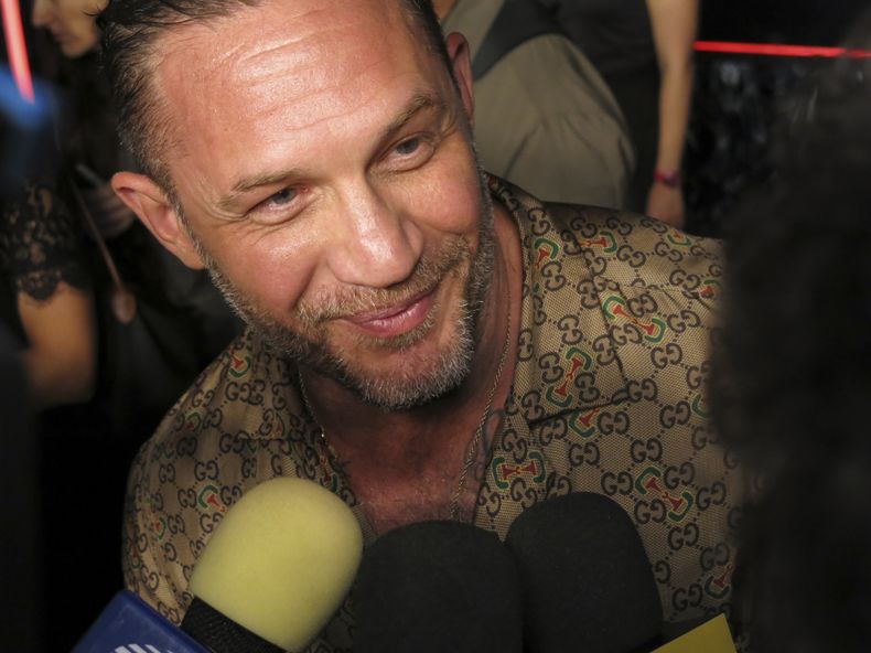 El actor británico Tom Hardy habla con medios en la alfombra roja de la película Venom: The Last Dance en la Ciudad de México, el martes 15 de octubre de 2024. (Foto AP/Berenice Bautista)