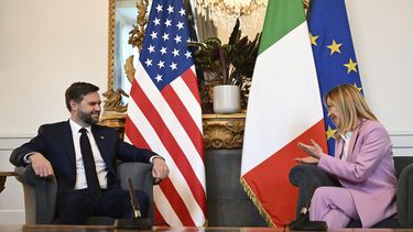 El vicepresidente de Estados Unidos, JD Vance, se reúne con la primera ministra italiana Giorgia Meloni en el palacio Chigi en Roma, Italia, el viernes 18 de abril de 2025. (Kenny Holston/The New York Times vía AP, Pool)