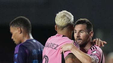 El argentino Lionel Messi, del Inter Miami, festeja con el uruguayo Luis Suárez, tras anotar ante Charlotte en un partido de la MLS, el sábado 28 de septiembre de 2024, en Fort Lauderdale (AP Foto/Rebecca Blackwell)