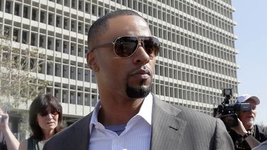americateve | El ex safety de la NFL, Darren Sharper, sale de un tribunal en Los Angeles el 14 de febrero de 2014. Sharper es acusado de violaci&oacute;n. (AP Photo/Nick Ut )