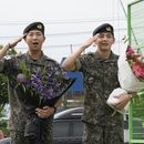 Los miembros de la banda de K-pop BTS, RM, a la izquierda, y V saludan después de ser dados de baja del servicio militar obligatorio en Chuncheon, Corea del Sur, el martes 10 de junio de 2025. (Foto AP/Ahn Young-joon)