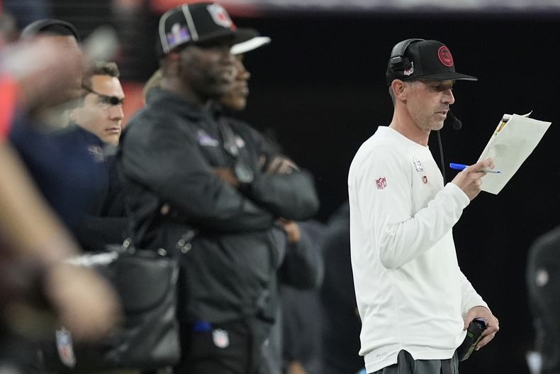El entrenador en jefe de los 49ers de San Francisco Kyle Shanahan observa sus apuntees durante la 2da mitad del Super Bowl 58 de la NFL ante los Chiefs de Kansas City, el domingo 11 de febrero de 2024, en Las Vegas. (AP Foto/George Walker IV)