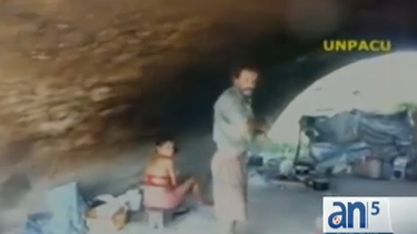 americateve | Bajo este puente en el poblado de Veguita, Santiago de Cuba, vive desde hace casi dos años esta familia cubana pese a que las autoridades conoce muy bien su caso.