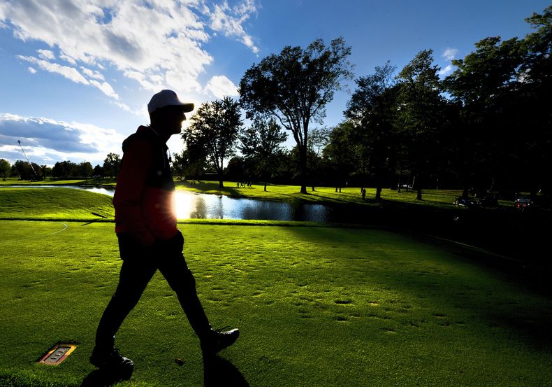 Jim Furyk, capitán del equipo de Estados Unidos, camina del tee al hoyo 17, en la primera ronda de la Copa Presidentes en Montreal, el jueves 26 de septiembre de 2024 (Frank Gunn/The Canadian Press via AP)