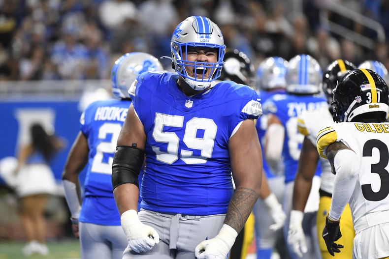 Giovanni Manu, tackle ofensivo de los Lions de Detroit, festeja un touchdown de su equipo en un encuentro de pretemporada ante los Steelers de Pittsburgh, el sábado 24 de agosto de 2024 (AP Foto/José Juárez)