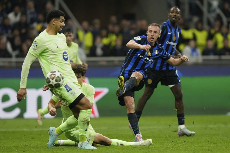 Davide Frattesi (derecha) anota el cuarto gol del Inter de Milán ante el Barcelona en la vuelta de las semifinales de la Liga de Campeones, el martes 6 de mayo de 2025, en Milán. (AP Foto/Luca Bruno)