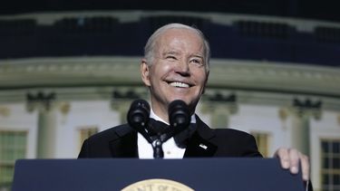 ARCHIVO - El presidente Joe Biden habla en la cena anual de la Asociación de Corresponsales de la Casa Blanca, Washington, 29 de abril de 2023. (AP Foto/Carolyn Kaster, File)