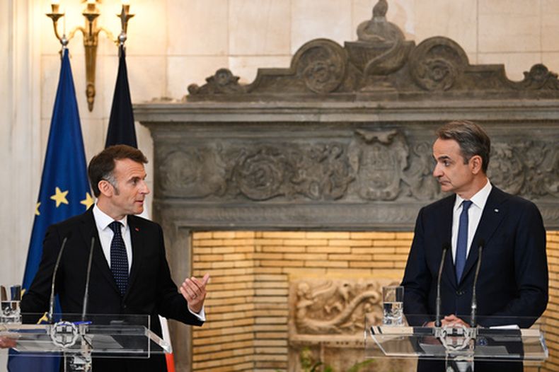 El primer ministro griego Kyriakos Mitsotakis (d) con el presidente francés Emmanuel Macron en Atenas, el 25 de abril del 2026. (AP foto/Michael Varaklas)