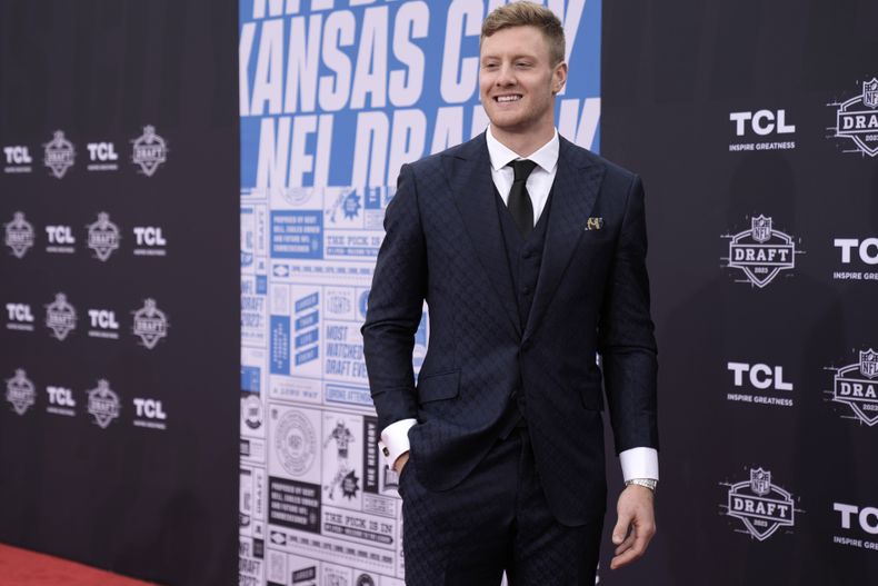 Will Levis, quarterback de Kentucky, así llegó a la alfombra roja previo a la primera ronda del draft de la NFL, el jueves 27 de abril de 2023, en Kansas City, Missouri. No se quedó para escuchar su nombre en el segundo día, después de no ser elegido el primer día. Fue tomado por los Titans de Tennessee en la segunda ronda. (AP Foto/Charlie Riedel)