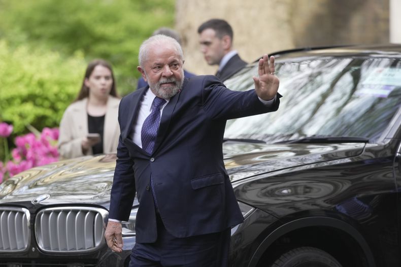 El presidente de Brasil, Luiz Inácio Lula da Silva, saluda a la prensa al llegar a Downing Street para reunirse con el primer ministro de Gran Bretaña Rishi Sunak, en Londres, el viernes 5 de mayo de 2023. (AP Foto/Kin Cheung)
