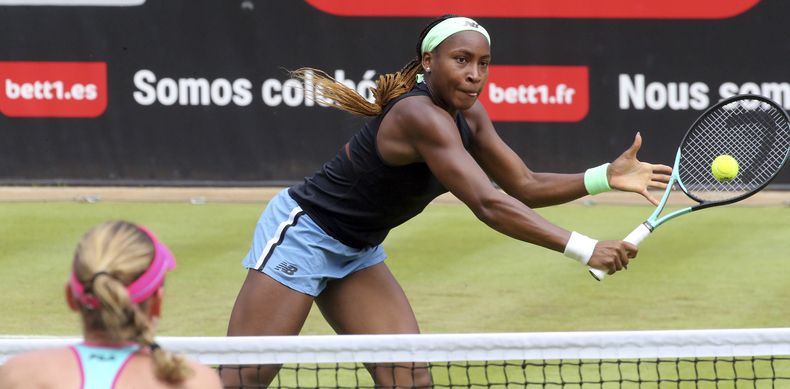 Coco Gauff en acción ante Ekaterina Alexandrova durante los octavos de final del Abierto de Berlín, el jueves 22 de junio de 2023. (Wolfgang Kumm/dpa vía AP)