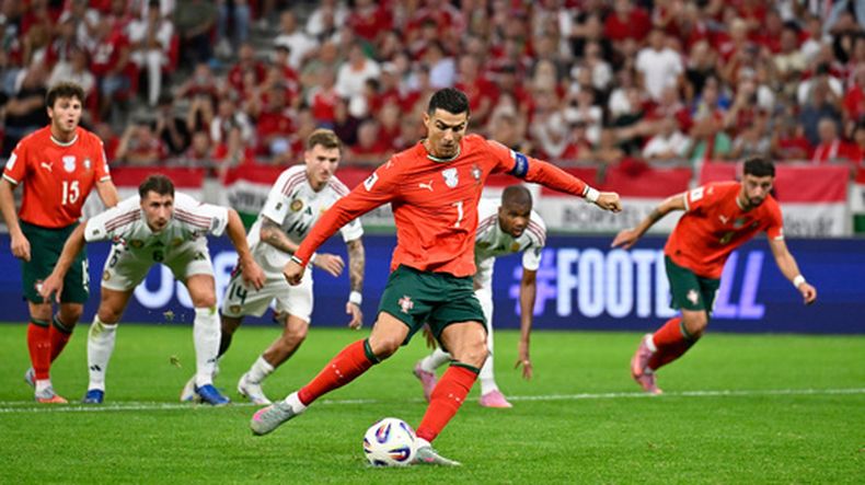ARCHIVO - Cristiano Ronaldo, de Portugal, anota desde el punto penal durante un partido de fútbol clasificatorio para la Copa del Mundo en el Grupo F entre Hungría y Portugal, el 9 de septiembre de 2025, en Budapest. (AP Foto/Denes Erdos, Archivo)