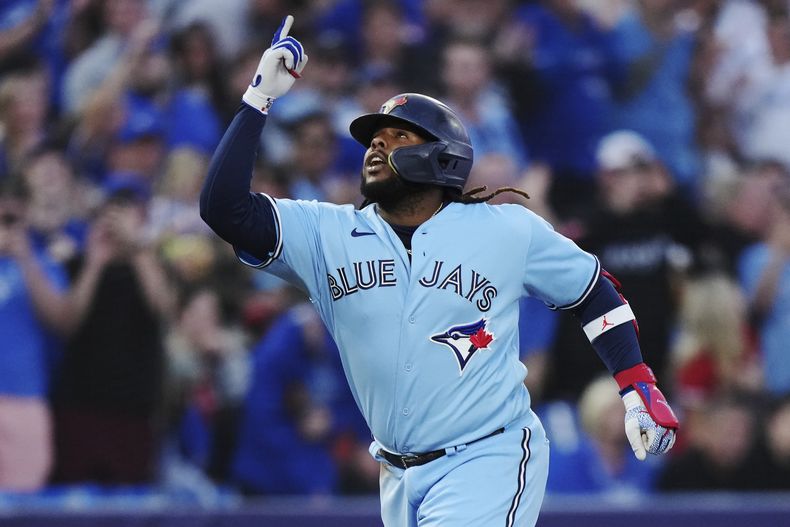 ARCHIVO - Vladimir Guerrero Jr. celebra tras conectar un jonrón de dos carreras ante los Rangers de Texas, el jueves 14 de septiembre de 2023, en Toronto. (Nathan Denette/The Canadian Press vía AP)