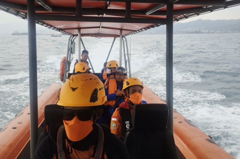 En esta imagen publicada por la Agencia Indonesia de Búsqueda y Rescate (BASARNAS) se ven rescatistas en una embarcación de goma durante la búsqueda de periodistas desaparecidos cuando cubrían la erupción del Anak Krakatau, en aguas de Anyer, Indonesia, el miércoles 9 de septiembre de 2026. (BASARNAS via AP)