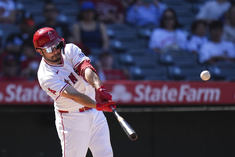 Travis dArnaud (25), de los Angelinos de Los Ángeles, conecta un doble productor durante la octava entrada del juego de béisbol de Grandes Ligas frente a los Atléticos, el domingo 7 de septiembre de 2025, en Anaheim, California. (AP Foto/Jae C. Hong)