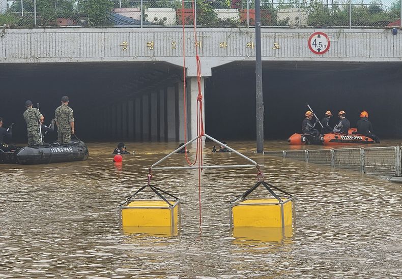 En esta imagen proporcionada por la Agencia Nacional de Bomberos de Corea del Sur, rescatistas buscan sobrevivientes en un túnel en una carretera inundada en Cheongju, Corea del Sur, el domingo 16 de julio de 2023. Decenas de personas murieron y miles tuvieron que evacuar sus hogares tras varios días de aguaceros que provocaron inundaciones y aludes de tierra, según las autoridades. (Agencia Nacional de Bomberos de Corea del Sur via AP)