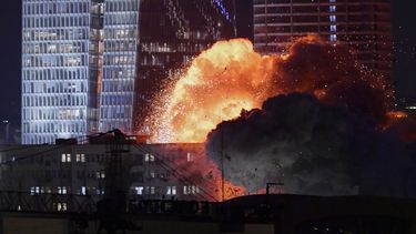 Una explosión en Tel Aviv, Israel, el viernes 13 de junio de 2025, durante un ataque con misiles. (AP Foto/Tomer Neuberg)