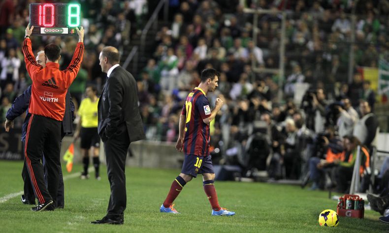 Lionel Messi sale lesionado en el partido entre Barcelona y Betis el 10 de noviembre del 2013. El club dijo que el argentino estar&aacute; inactivo entre seis y ocho semanas. (AP Photo/Angel Fern&aacute;ndez)