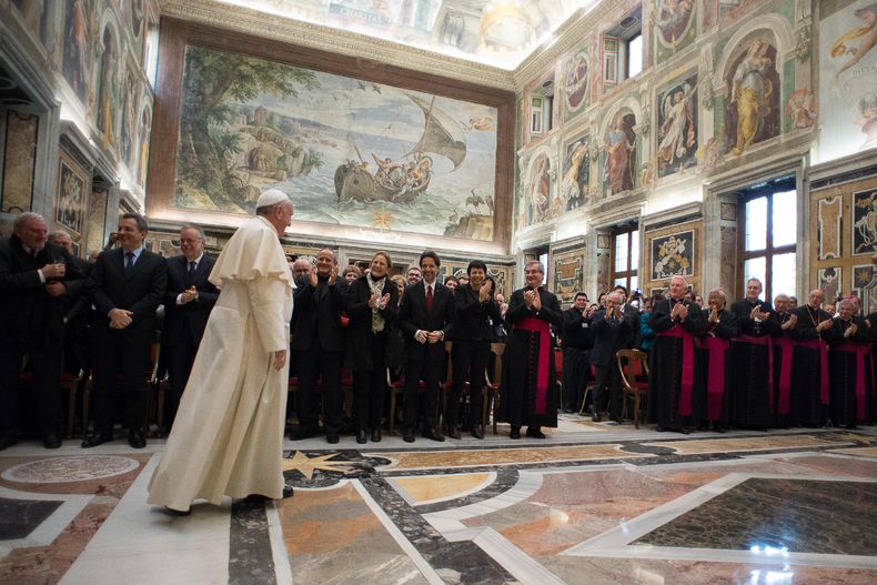 Fotograf&iacute;a provista por el diario vaticano LOsservatore Romano del papa Francisco llegando a una reuni&oacute;n en el sal&oacute;n Clementino del Vaticano, el s&aacute;bado 22 de noviembre de 2014. (Foto AP/LOsservatore Romano)