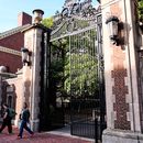 Dos mujeres atraviesan una puerta en el jardín Harvard de la universidad del mismo nombre, el martes 30 de septiembre de 2025, en Cambridge, Massachusetts. (AP Photo/Charles Krupa)