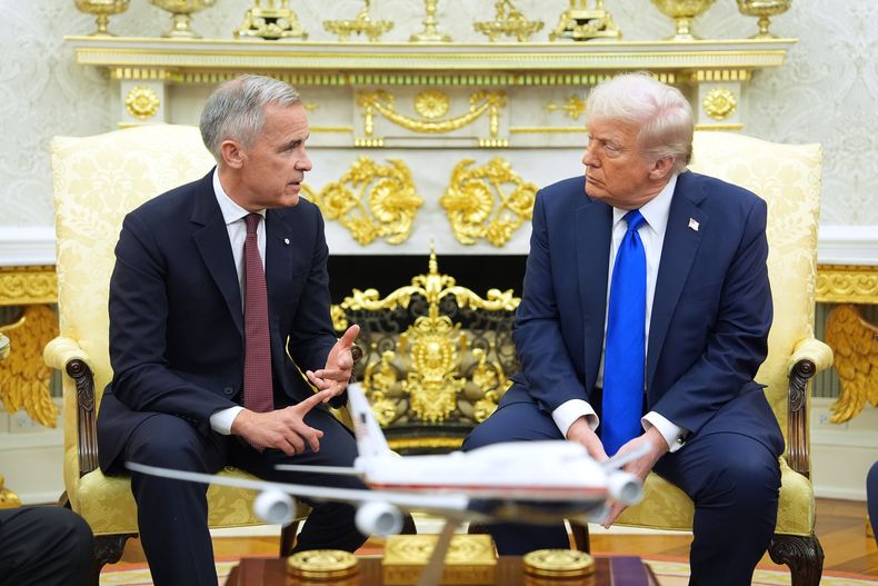 El primer ministro canadiense Mark Carney con el presidente estadounidense Donald Trump en la Oficina Oval en la Casa Blanca en Washington el 7 de octubre del 2025. (AP foto/Evan Vucci)