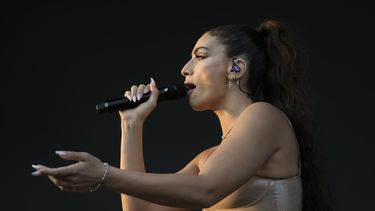 La cantante iraní-holandesa Sevdaliza durante su concierto en el festival AXE Ceremonia en el Parque Bicentenario en la Ciudad de México el domingo 24 de marzo de 2024. (Foto AP/ Marco Ugarte)