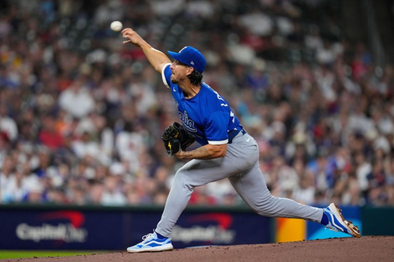 Michael Lorenzen (24), de Italia, lanza hacia los Estados Unidos en la primera entrada de un juego del Clásico Mundial de Béisbol, el martes 10 de marzo de 2026, en Houston. (Foto AP/Ashley Landis)