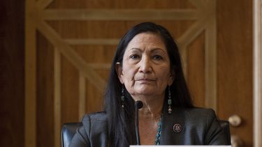 EEUU: Panel del Senado respalda nominación de mujer indígena