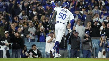 Mookie Betts, de los Dodgers de Los Ángeles, festeja luego de conectar un jonrón ante los Padres de San Diego, el viernes 12 de mayo de 2023 (AP Foto/Mark J. Terrill)